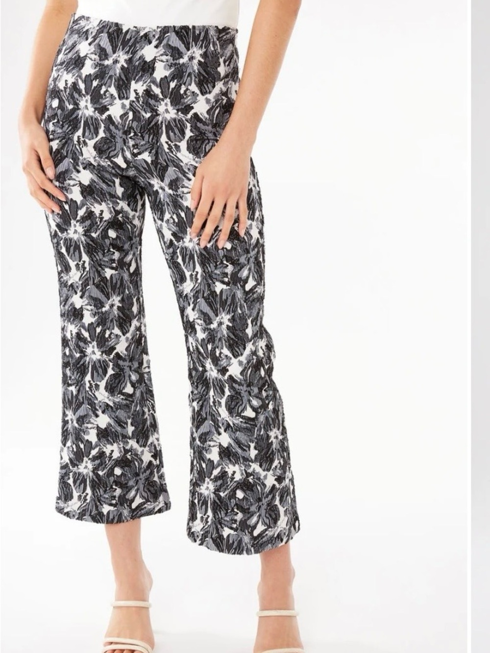 Women's Black & White Wide-Leg Floral Print Pants